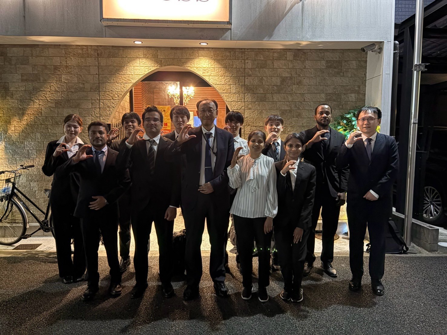 卒業記念パーティーの集合写真